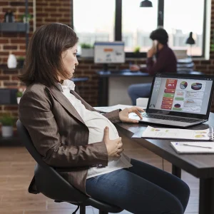 pregnant-businesswoman-working-office-copiar