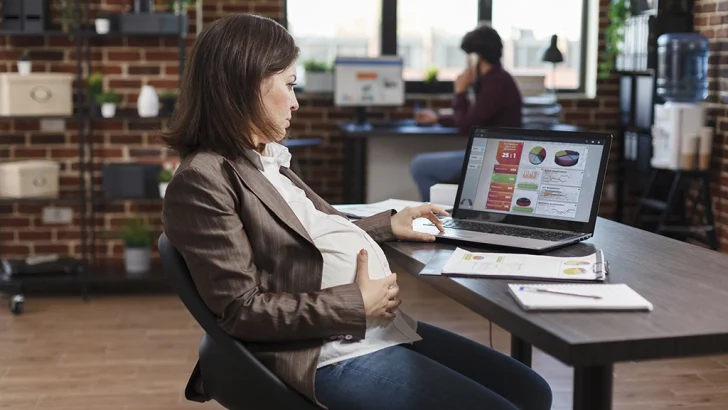 pregnant-businesswoman-working-office-copiar
